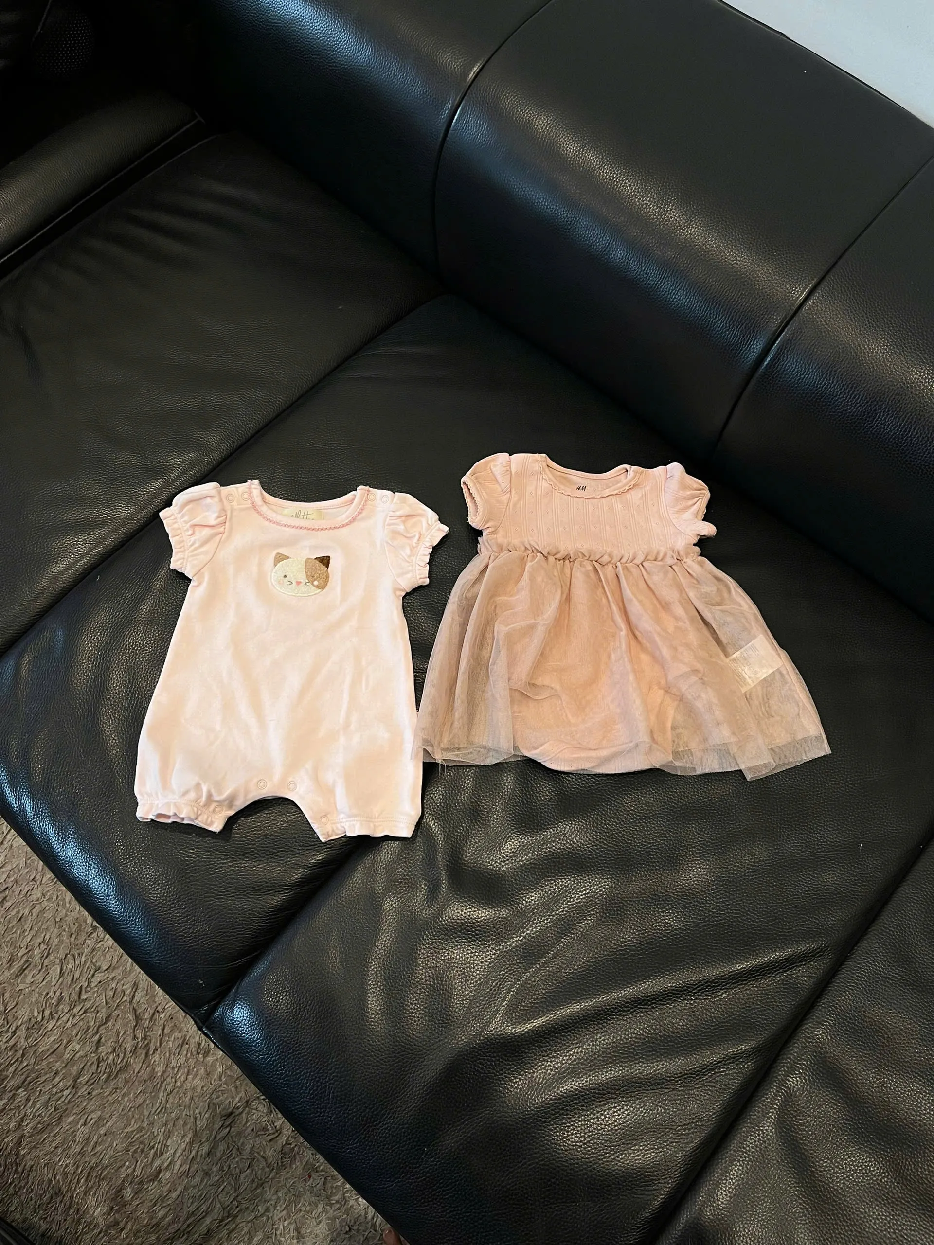z7353945751871_c9cd91a2a82a8abb77f54285ec9bdf35 Set 2 bộ bodysuit mix brand H&M, Albetta màu hồng 0-3M - Ảnh 1