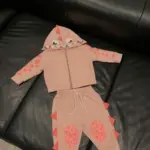 Bộ nỉ tay dài có mũ GustavoGano Kids hoạ tiết khủng long màu hồng  (size: 6/12m)