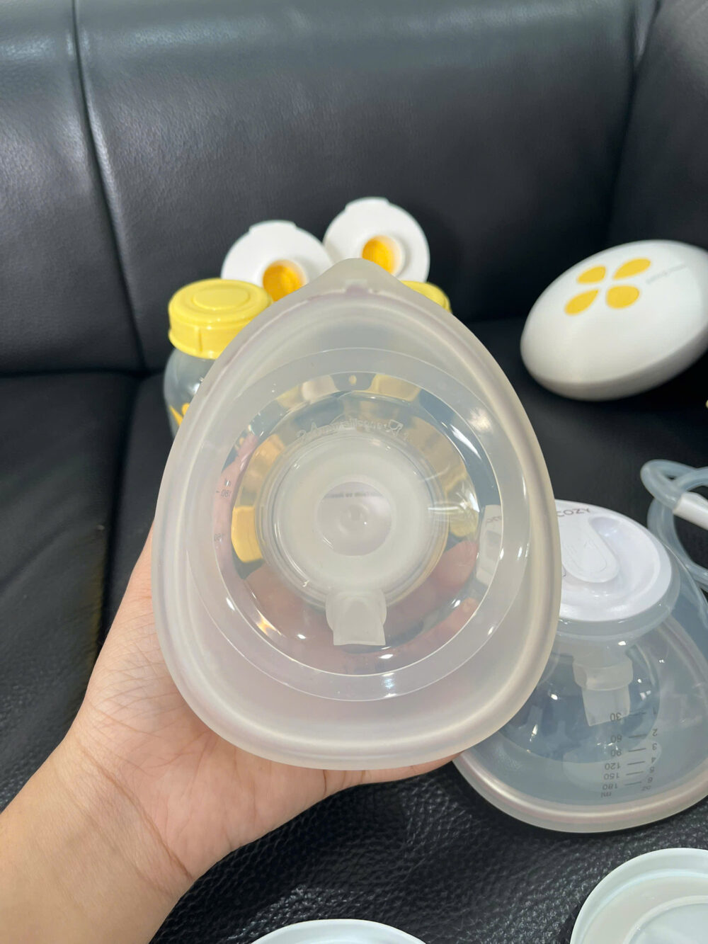 Máy hút sữa điện đôi Swing Maxi Medela kèm cup Momcozy ( no box) - Ảnh 6