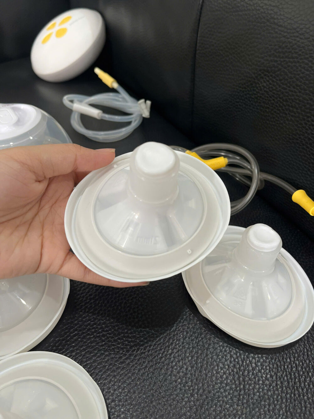 Máy hút sữa điện đôi Swing Maxi Medela kèm cup Momcozy ( no box) - Ảnh 16