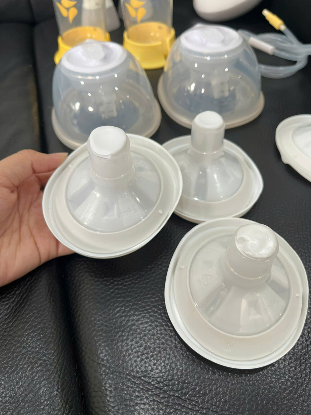 Máy hút sữa điện đôi Swing Maxi Medela kèm cup Momcozy ( no box) - Ảnh 17