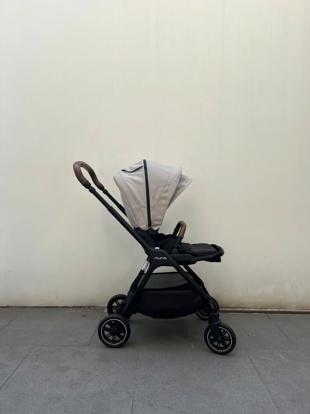 Xe đẩy Nuna triv màu xám be khung đen - Ảnh 12