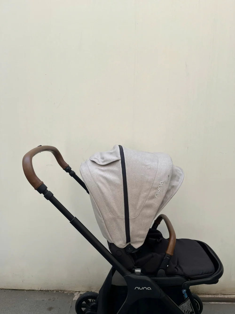 Xe đẩy Nuna triv màu xám be khung đen - Ảnh 13
