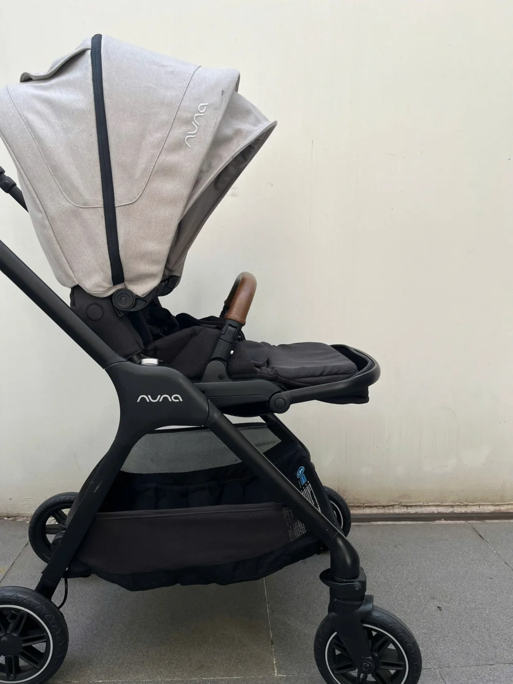 Xe đẩy Nuna triv màu xám be khung đen - Ảnh 14