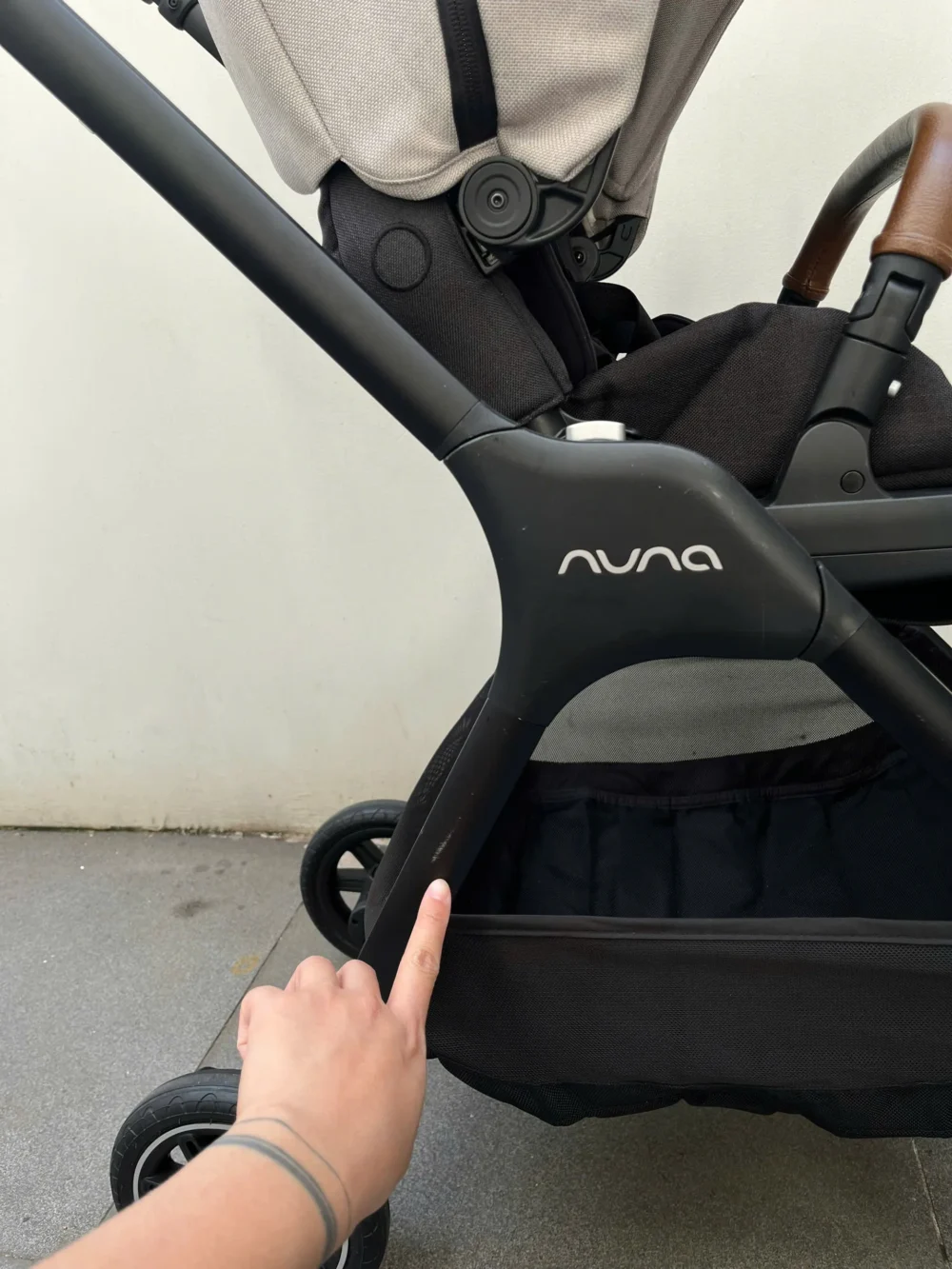Xe đẩy Nuna triv màu xám be khung đen - Ảnh 16