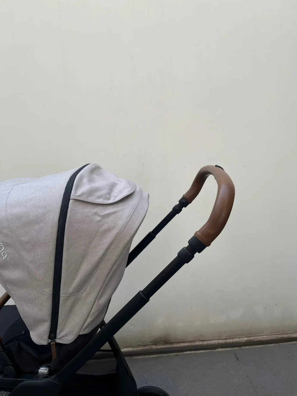 Xe đẩy Nuna triv màu xám be khung đen - Ảnh 19