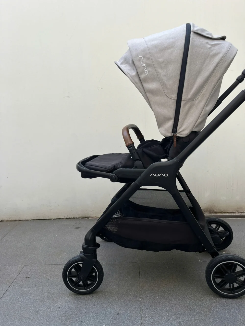 Xe đẩy Nuna triv màu xám be khung đen - Ảnh 22