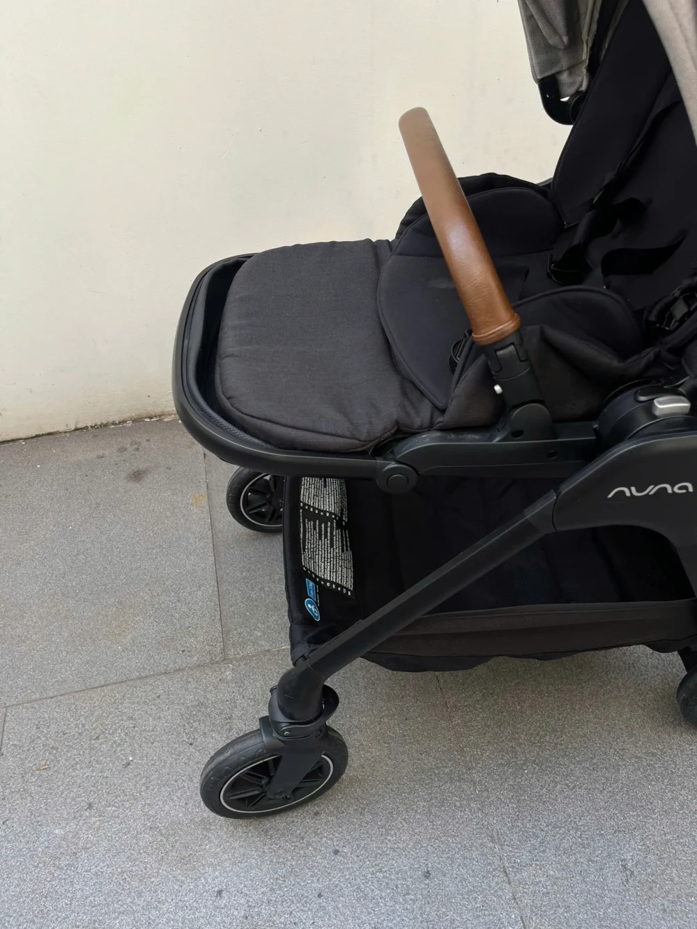 Xe đẩy Nuna triv màu xám be khung đen - Ảnh 23