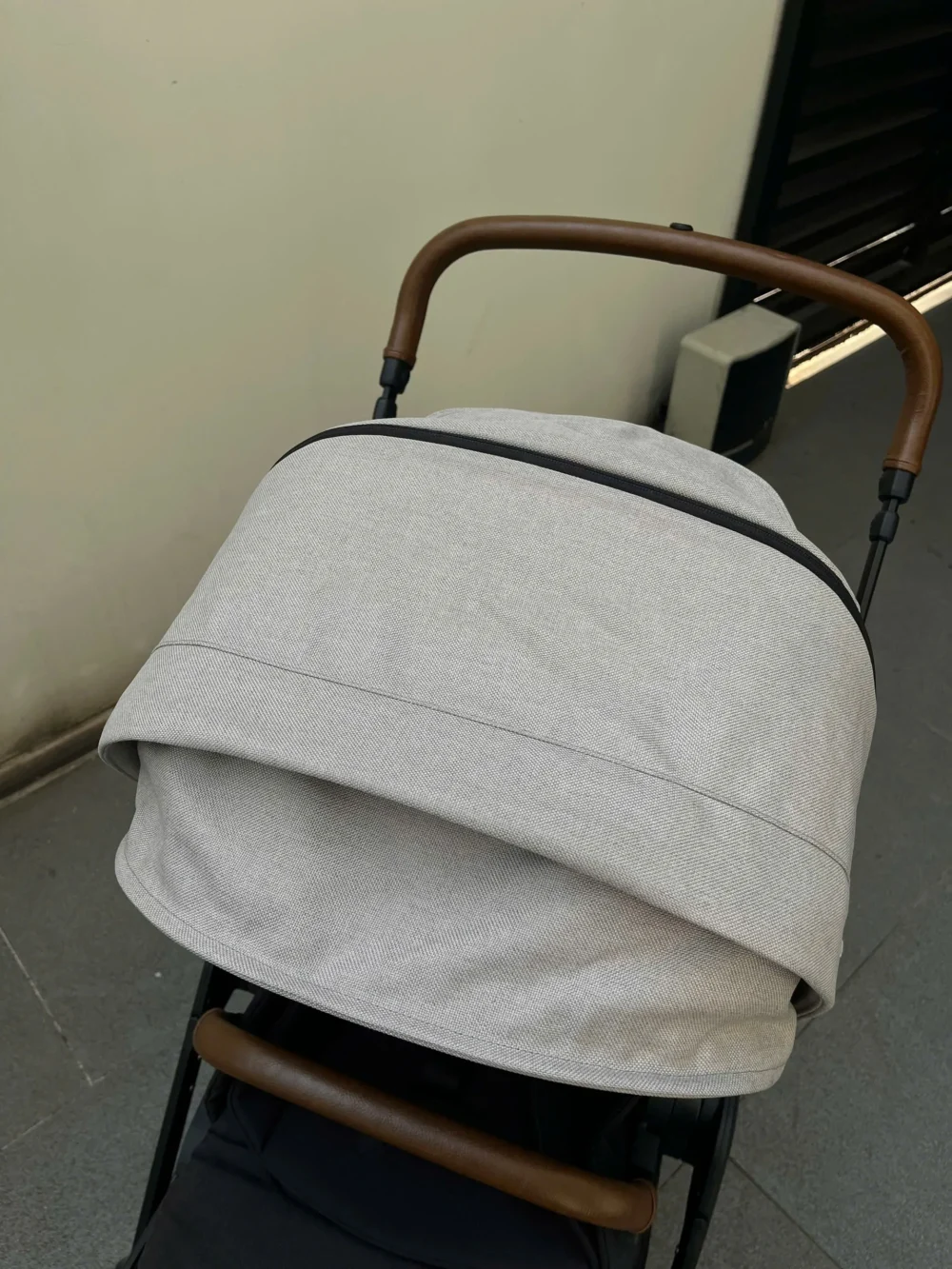 Xe đẩy Nuna triv màu xám be khung đen - Ảnh 6
