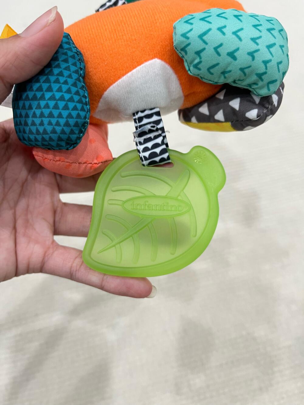 Đồ chơi treo nôi bò Jittery Infantino - Xanh - Ảnh 2