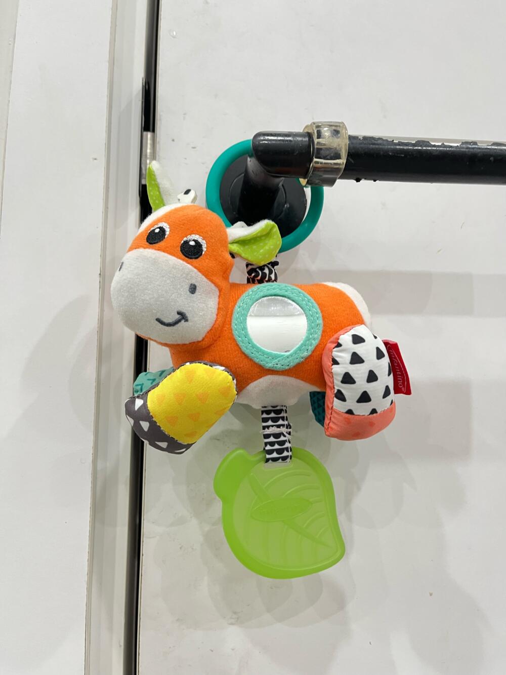 Đồ chơi treo nôi bò Jittery Infantino - Xanh - Ảnh 3