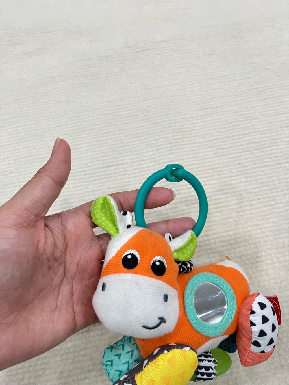 Đồ chơi treo nôi bò Jittery Infantino - Xanh - Ảnh 5