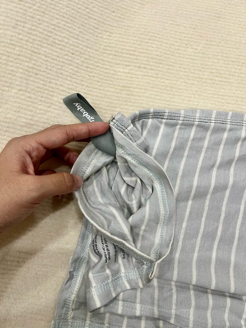 Địu vải Ergobaby Aura Wrap, màu Grey Tripes (Size: từ sơ sinh 3kg6 đến 11kg3, full box) - Ảnh 4