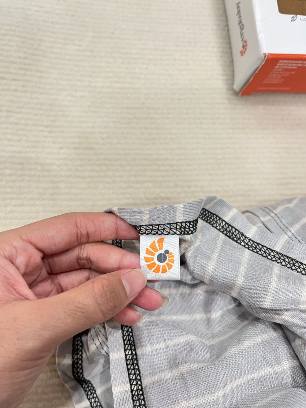 Địu vải Ergobaby Aura Wrap, màu Grey Tripes (Size: từ sơ sinh 3kg6 đến 11kg3, full box) - Ảnh 3