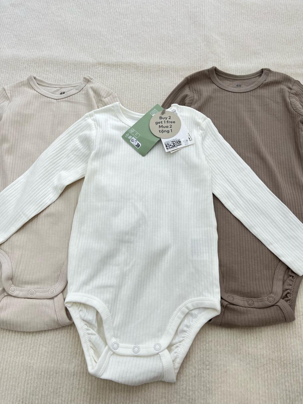 Set 3 bộ bodysuit H&M gân tone neutral (size: 12/18m) tặng kèm quần short Kaki Uniqlo - Ảnh 12