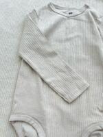 Set 3 bộ bodysuit H&M gân tone neutral (size: 12/18m) tặng kèm quần short Kaki Uniqlo - Ảnh 10