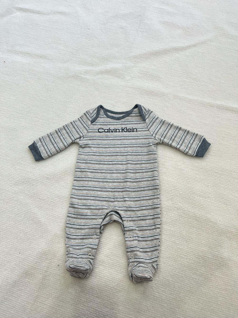 Sleepsuit Calvin Klein hoạ tiết sọc ngang (Size: 3/6m) - Ảnh 3