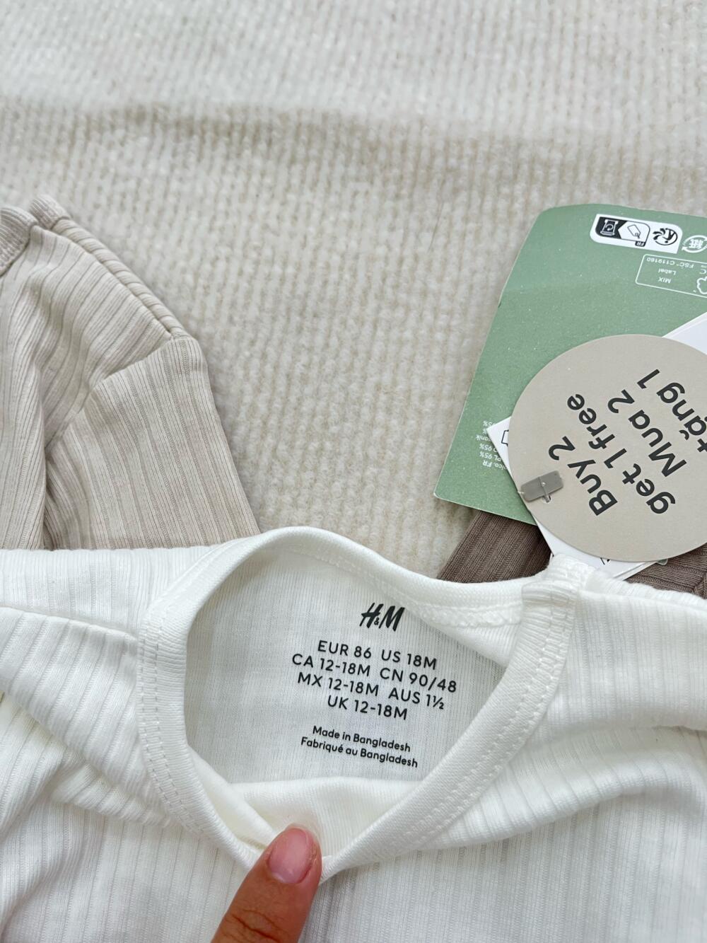 Set 3 bộ bodysuit H&M gân tone neutral (size: 12/18m) tặng kèm quần short Kaki Uniqlo - Ảnh 5