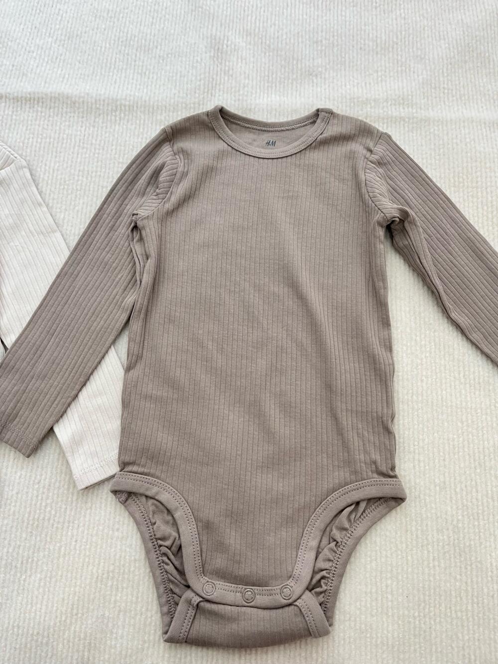 Set 3 bộ bodysuit H&M gân tone neutral (size: 12/18m) tặng kèm quần short Kaki Uniqlo - Ảnh 11