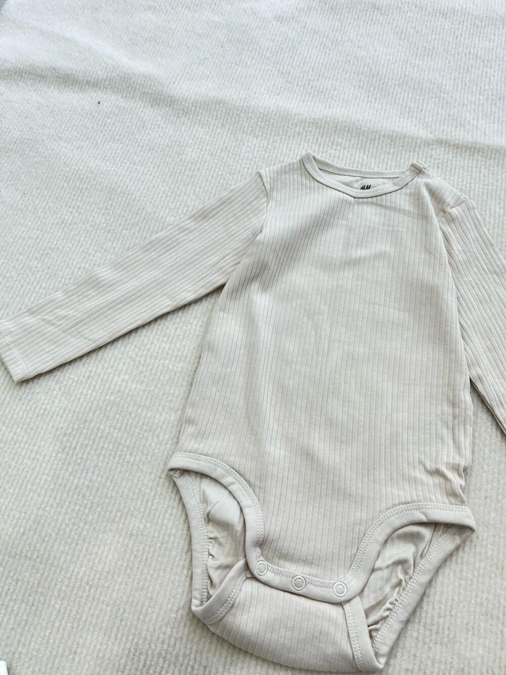 Set 3 bộ bodysuit H&M gân tone neutral (size: 12/18m) tặng kèm quần short Kaki Uniqlo - Ảnh 9