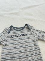 Sleepsuit Calvin Klein hoạ tiết sọc ngang (Size: 3/6m) - Ảnh 8