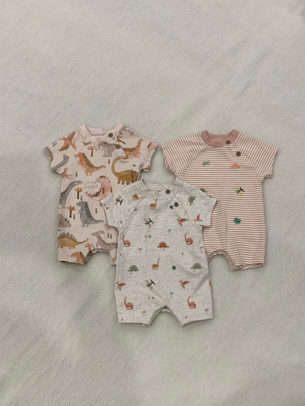Set 3 bộ suit đùi hoạ tiết khủng long Next baby (size:0/3M) - Ảnh 2
