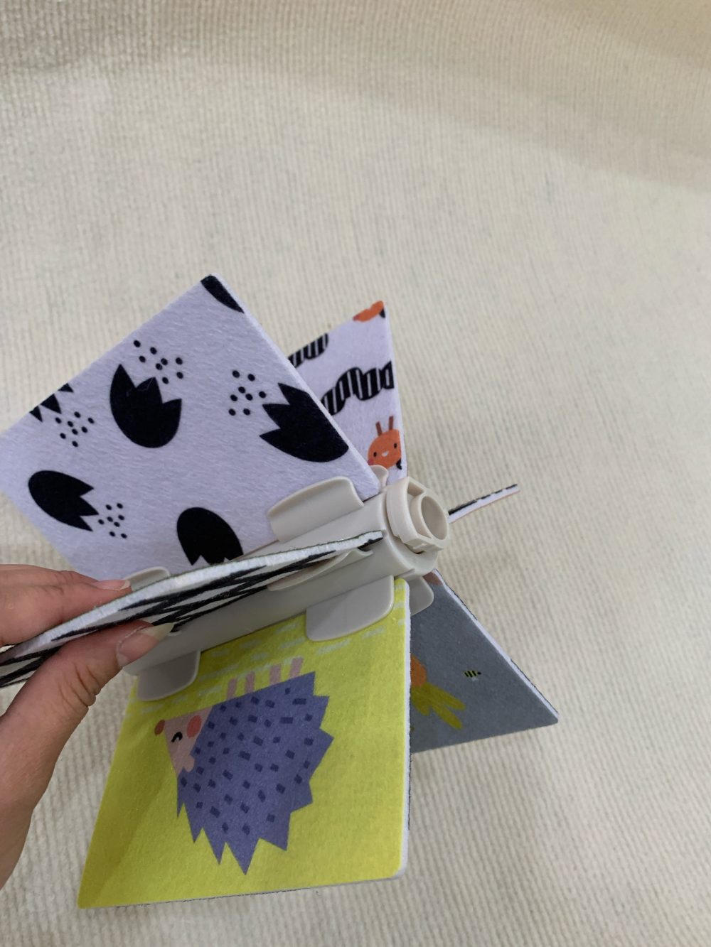 Sách vải xoay hỗ trợ tập lẫy Taftoys - Ảnh 3