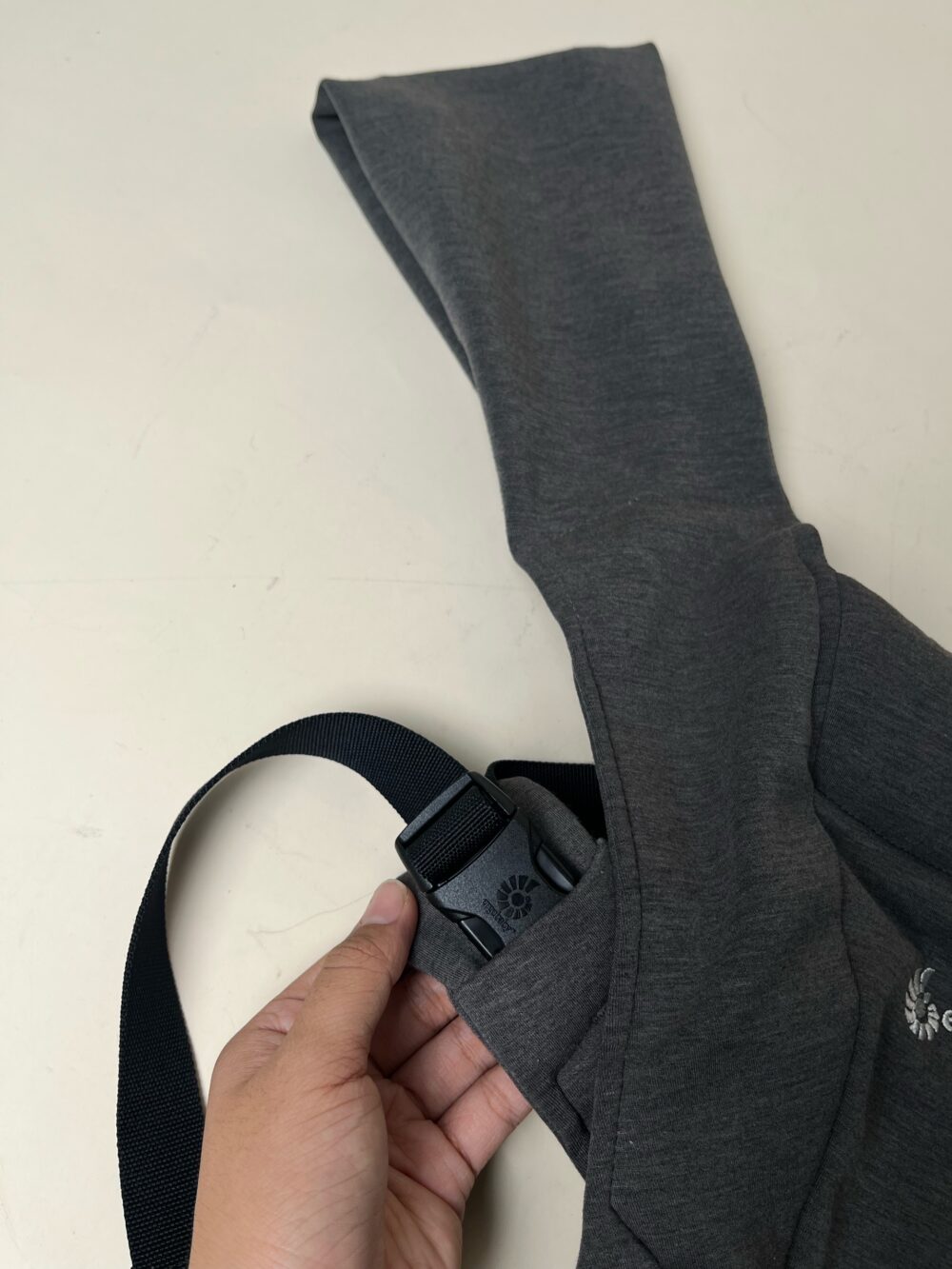 Địu sơ sinh Ergobaby Embrace & soft air mesh vải lưới sợi thoáng khí, màu xám (no box) - Ảnh 10