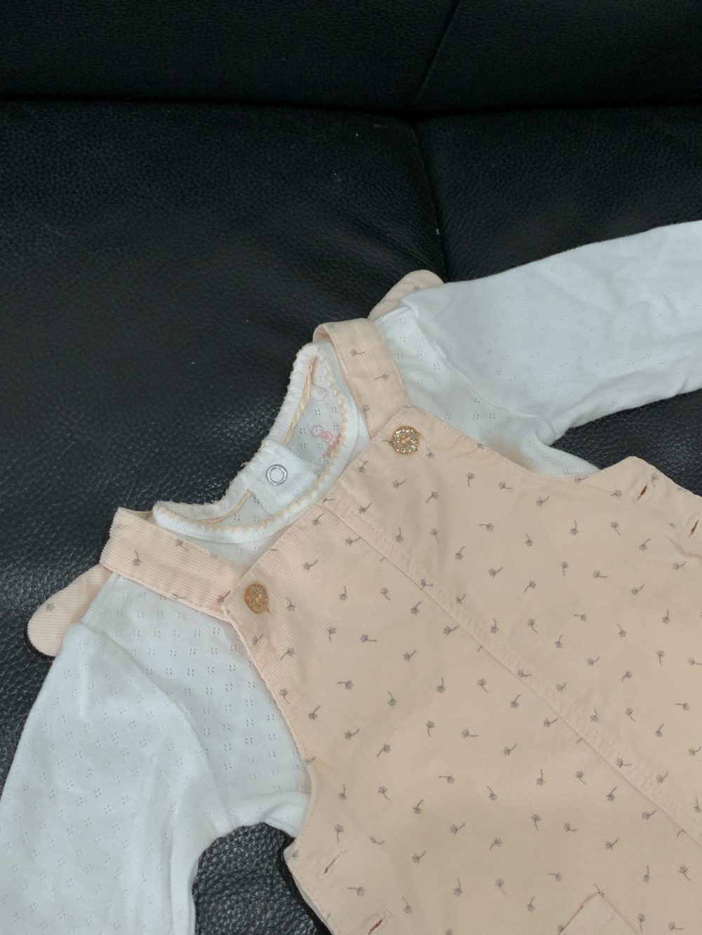 Set 2 bộ yếm kèm bodysuit mix brand H&M, Morthercare, Obaibi hoạ tiết hoa trắng, hồng (size:6/9M) - Ảnh 13