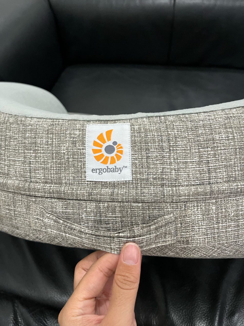 Gối cho bé bú Ergobaby pillow màu Grey (no box) - Ảnh 5