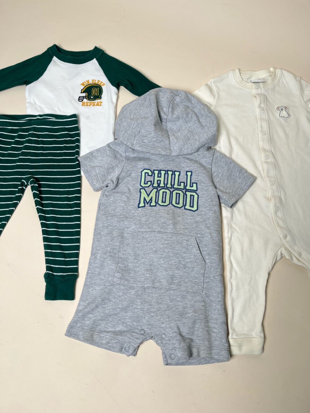 Set 3 bộ quần áo và bodysuit mix brand Carter’s, Uni Qlo (size: 12m) - Ảnh 8