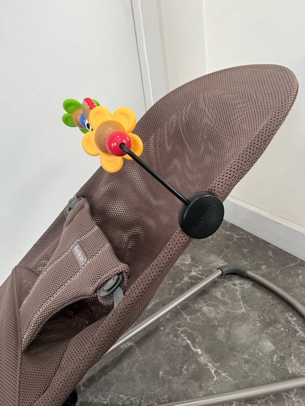 Ghế rung BabyBjorn vải mesh màu brown (kèm thanh đồ chơi, còn túi vải đựng bảo quản) - Ảnh 4