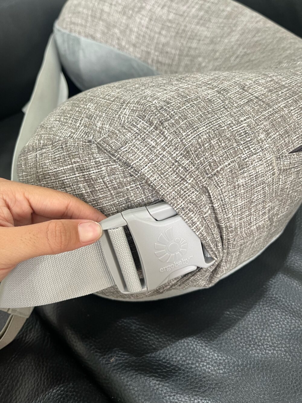 Gối cho bé bú Ergobaby pillow màu Grey (no box) - Ảnh 2