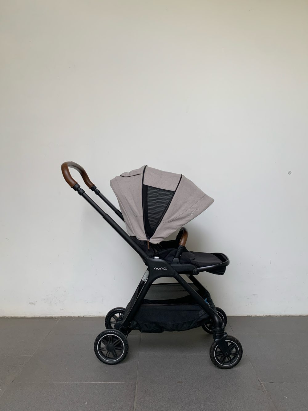 Xe đẩy Nuna Triv màu xám be (khung đen) - Ảnh 2