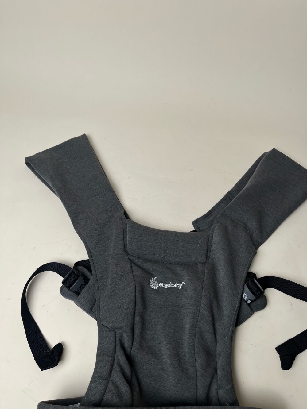 Địu sơ sinh Ergobaby Embrace & soft air mesh vải lưới sợi thoáng khí, màu xám (no box) - Ảnh 2