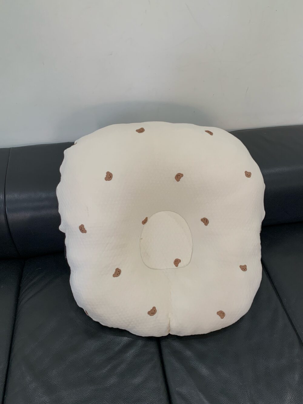 Gối chóng trào ngược Rototo bebe vải cotton lụa mát hoạ tiết gấu màu be - Ảnh 2