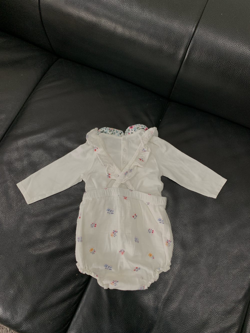 Set 2 bộ yếm kèm bodysuit mix brand H&M, Morthercare, Obaibi hoạ tiết hoa trắng, hồng (size:6/9M) - Ảnh 8