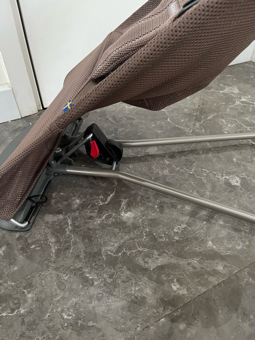 Ghế rung BabyBjorn vải mesh màu brown (kèm thanh đồ chơi, còn túi vải đựng bảo quản) - Ảnh 12