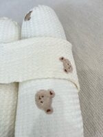 Gối chặn chống giật mình Mochee tổ ong thêu gấu vải waffle ( 0m+) - Ảnh 4