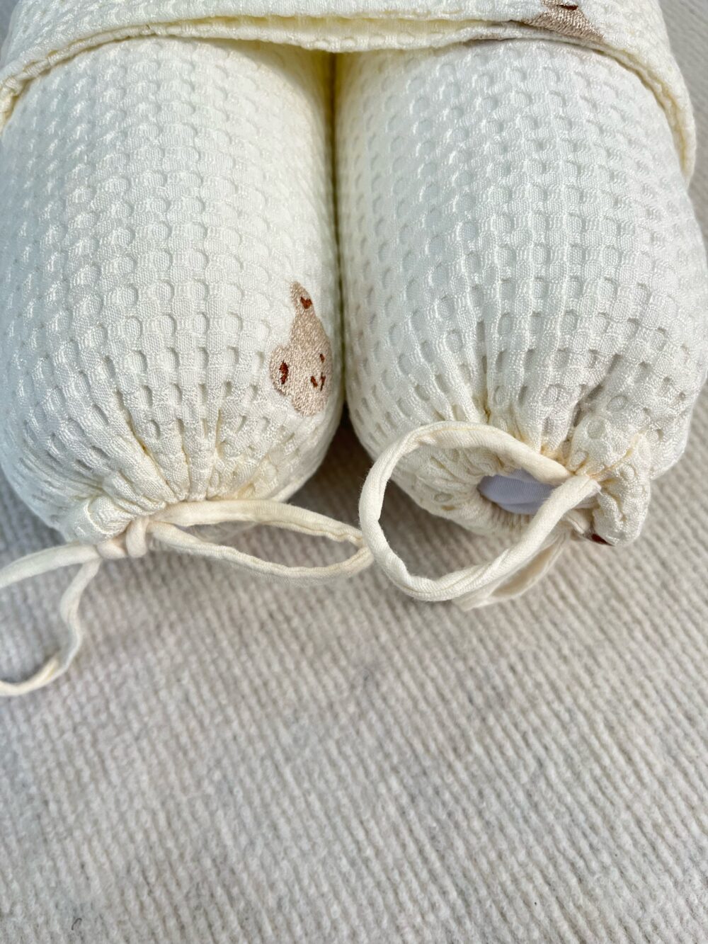 Gối chặn chống giật mình Mochee tổ ong thêu gấu vải waffle ( 0m+) - Ảnh 2