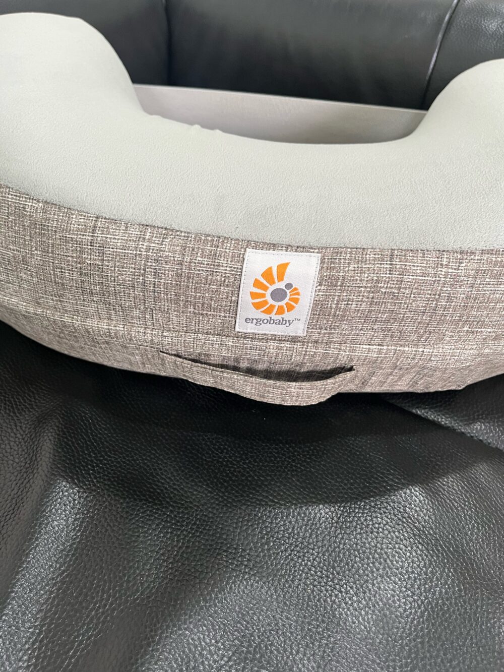 Gối cho bé bú Ergobaby pillow màu Grey (no box) - Ảnh 11