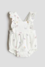 Set 2 bộ yếm kèm bodysuit mix brand H&M, Morthercare, Obaibi hoạ tiết hoa trắng, hồng (size:6/9M) - Ảnh 3