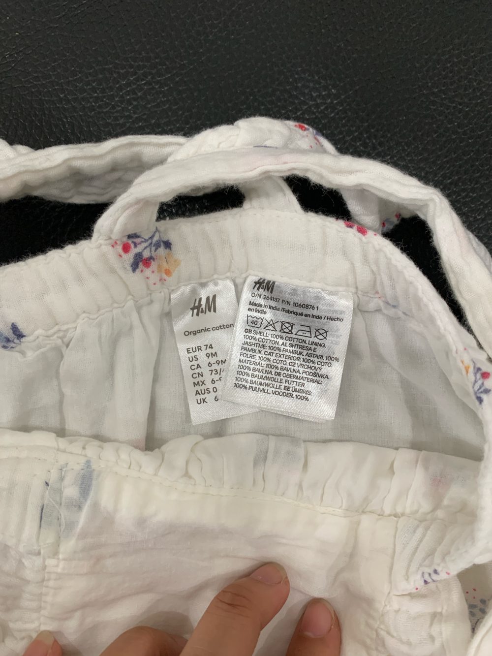 Set 2 bộ yếm kèm bodysuit mix brand H&M, Morthercare, Obaibi hoạ tiết hoa trắng, hồng (size:6/9M) - Ảnh 7