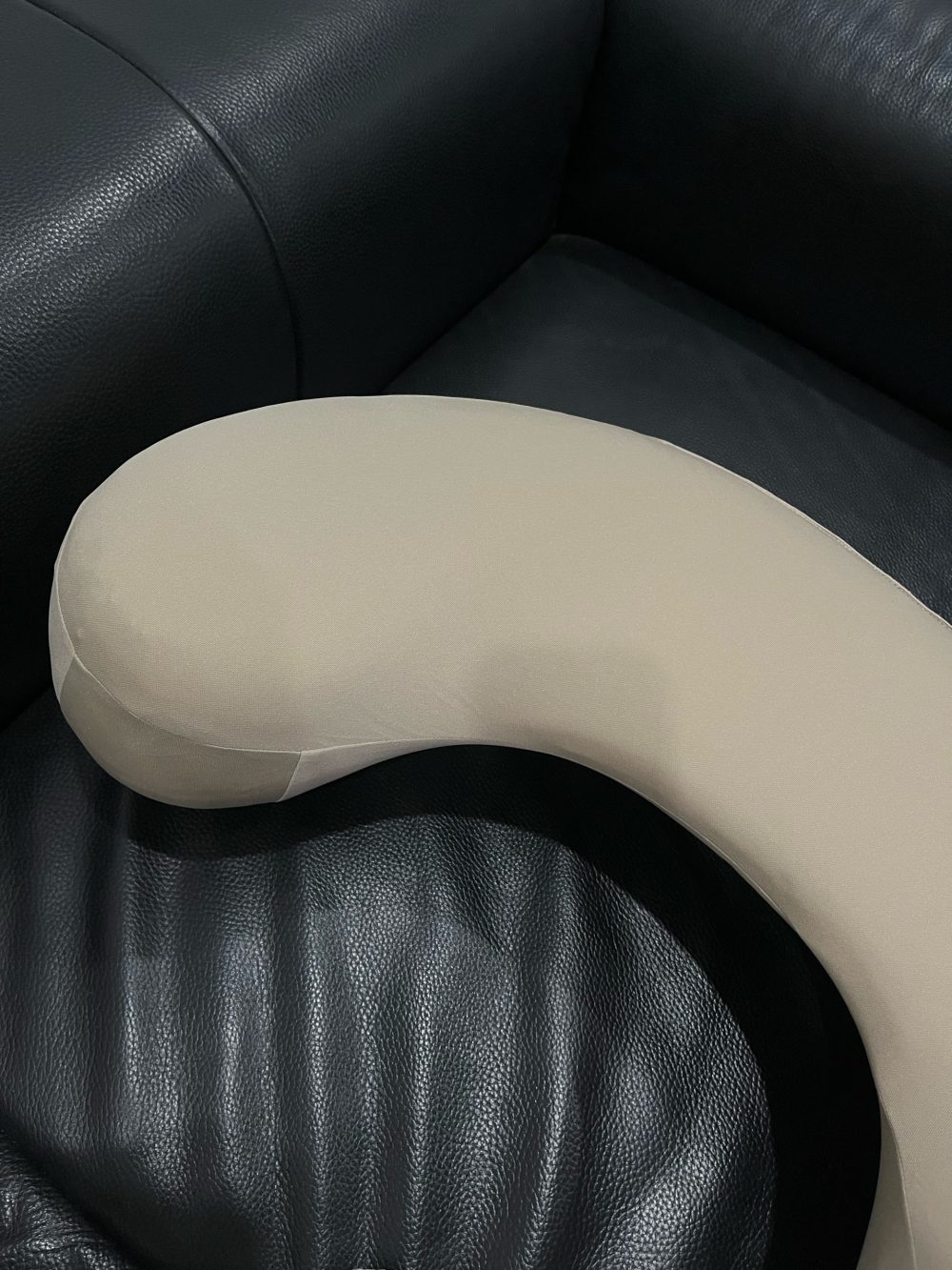 Gối cho bé bú Ergobaby pillow màu Grey (no box) - Ảnh 4