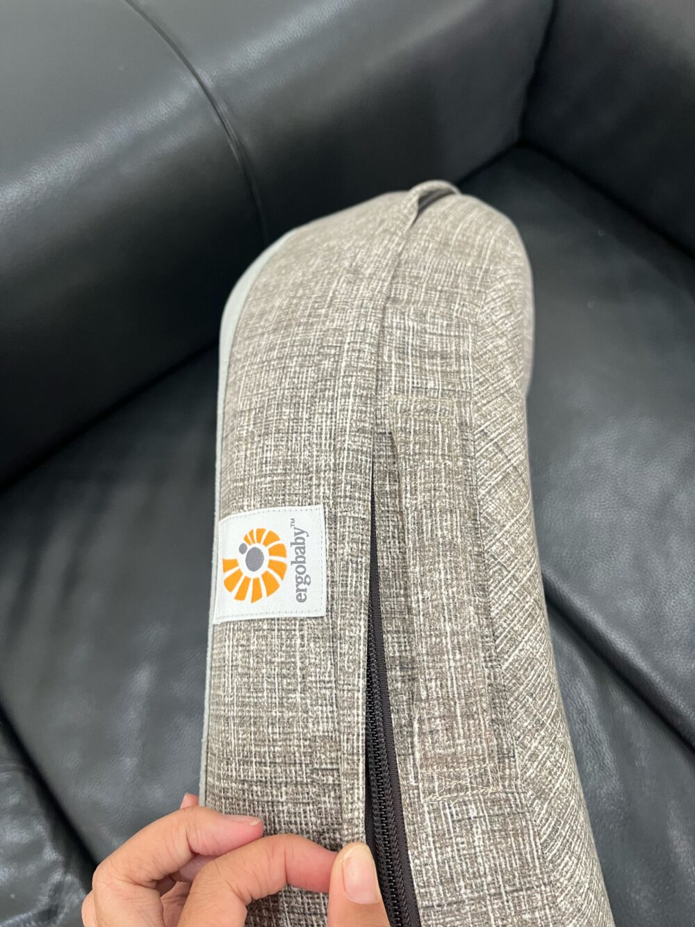 Gối cho bé bú Ergobaby pillow màu Grey (no box) - Ảnh 3