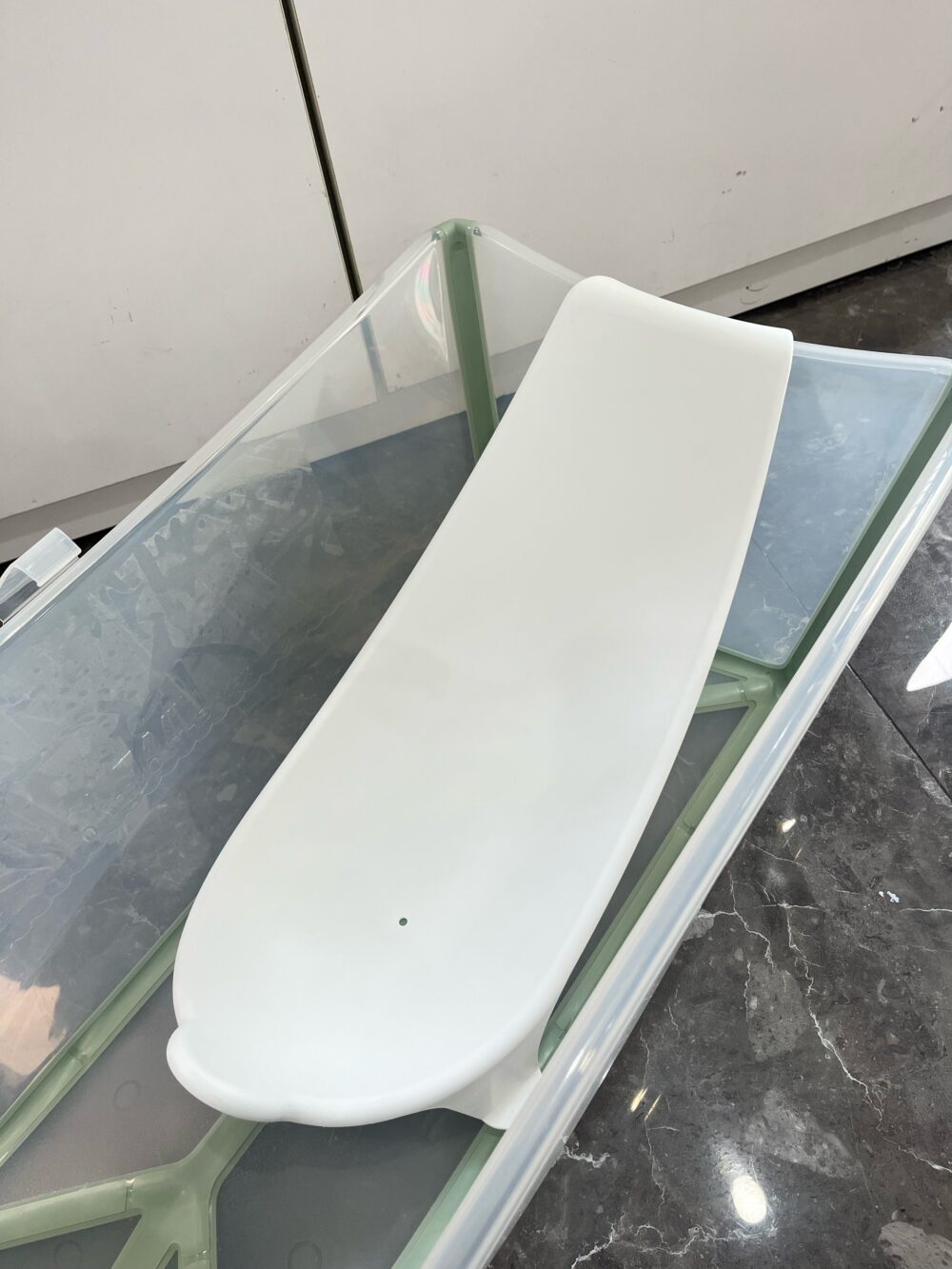 Bồn tắm gấp gọn kèm ghế tựa lưng cho bé có đế chống trượt, Stokke viền màu xanh lá ( full box) - Ảnh 2