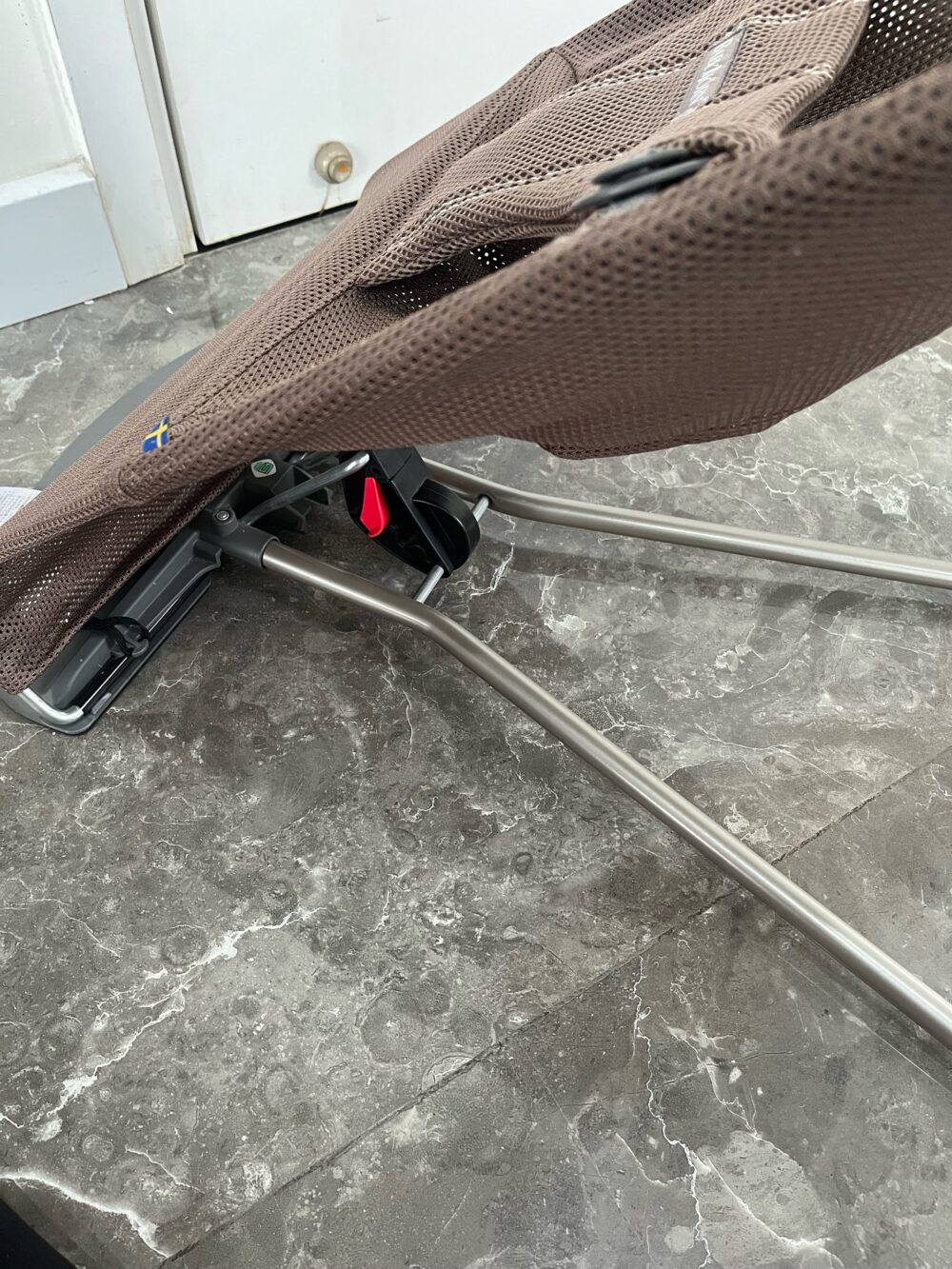 Ghế rung BabyBjorn vải mesh màu brown (kèm thanh đồ chơi, còn túi vải đựng bảo quản) - Ảnh 5