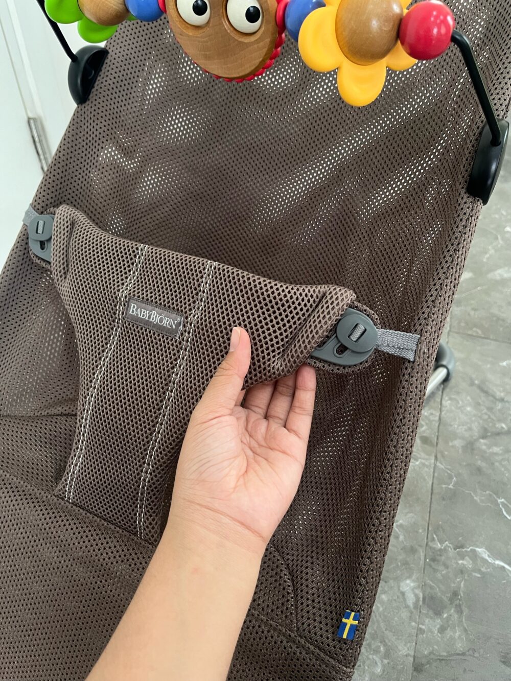 Ghế rung BabyBjorn vải mesh màu brown (kèm thanh đồ chơi, còn túi vải đựng bảo quản) - Ảnh 13
