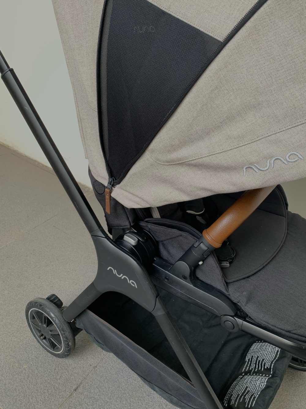 Xe đẩy Nuna Triv màu xám be (khung đen) - Ảnh 4