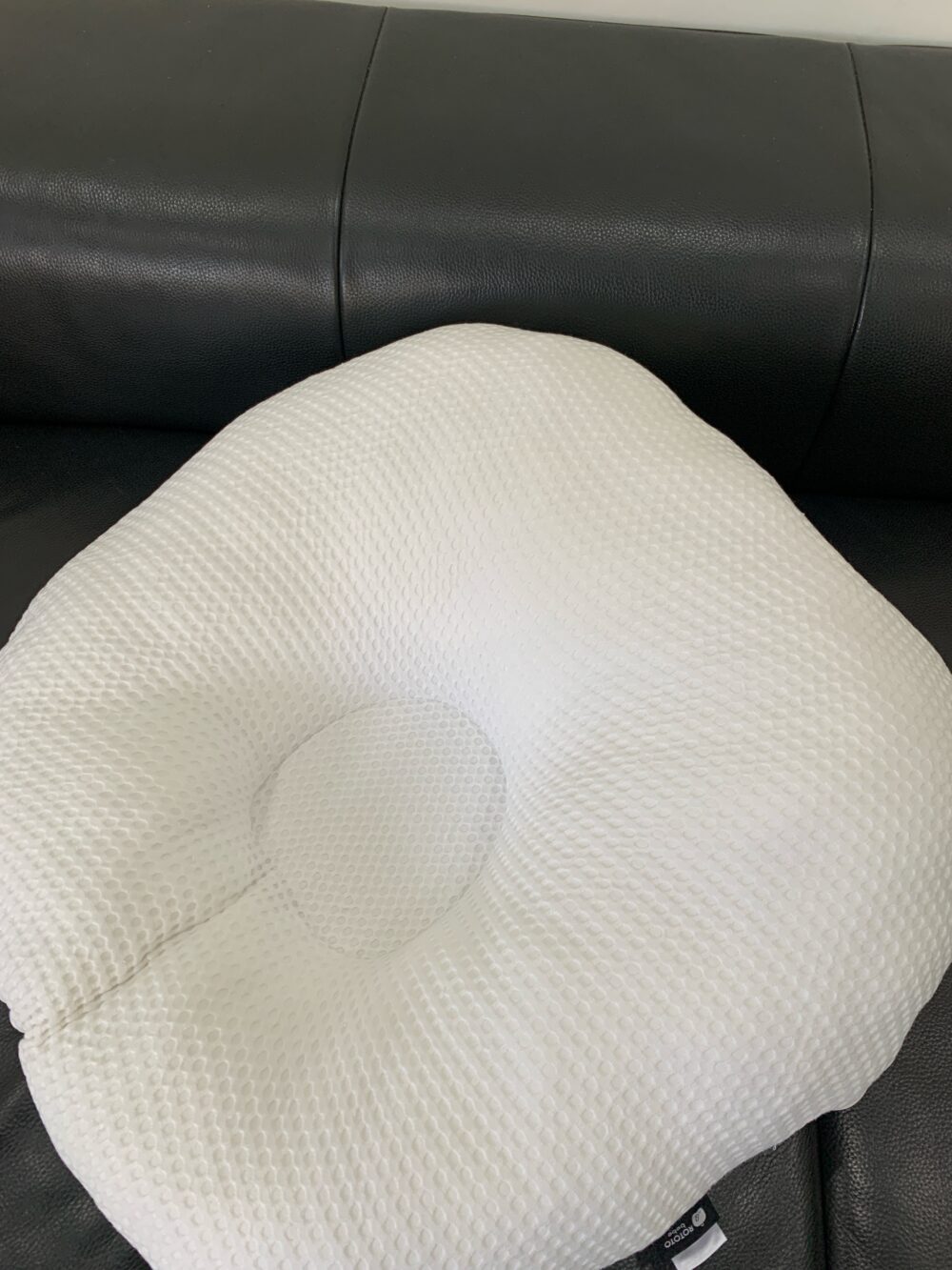 Gối chống trào ngược Rototo bebe vải air mesh waffle màu trắng (còn túi đựng hãng) - Ảnh 7